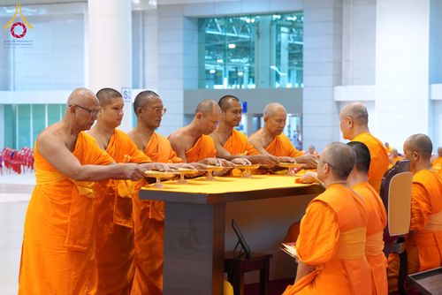 ภาพ No.285035:วันอาทิตย์ที่ 14 ธันวาคม พ.ศ.2568  พิธีปฏิบัติธรรม พิธีถวายภัตตาหารเป็นสังฆทาน พิธีมอบต้นสมบัติจักรพรรดิ ถวายแด่เจ้าอาวาสและประธานสงฆ์ 236 ศูนย์ส่งเสริมศีลธรรมทั่วโลก ณ สภาธรรมกายสากล วัดพระธรรมกาย