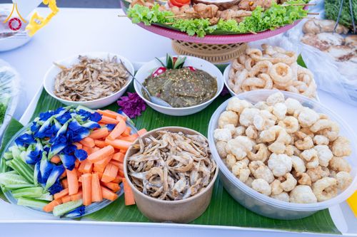 ภาพ No.288347:วันที่ 5 มกราคม พ.ศ. 2569 พิธีถวายภัตตาหารเป็นสังฆทาน แด่พระธรรมยาตรา ในโครงการธรรมยาตรา กตัญญูบูชา มหาปูชนียาจารย์ พระมงคลเทพมุนี(สด จนฺทสโร) พระผู้ปราบมาร อนุสรณ์สถาน 7 แห่ง ปีที่ 14 ณ อนุสรณ์สถานมหาวิหารพระมงคลเทพมุนี (โลตัสแลนด์) อ.สองพี่น้อง จ.สุพรร