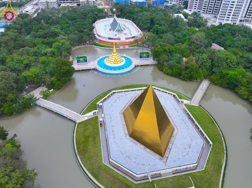 ภาพ No.89178:พิธีอัญเชิญรูปหล่อทองคำ  คุณยายอาจารย์มหารัตนอุบาสิกาจันทร์ ขนนกยูง เพื่อประดิษฐาน ณ มหาวิหารคุณยายอาจารย์ฯ เนื่องในวันครูผู้ค้นพบวิชชาธรรมกาย วันศุกร์ที่ 29 กันยายน พ.ศ. 2566