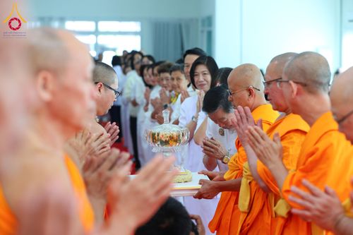 ภาพ No.291126:วันพุธที่ 7 มกราคม พ.ศ. 2569  พิธีบรรจุพระบรมสารีริกธาตุภายในพระเกตุองค์พระประธาน สมโภชพระประธาน พระธรรมกาย พิธีทอดผ้าป่า บุญแสงสว่าง ติดตั้งโซล่าเซล ณ ศูนย์ปฏิบัติธรรมพระมงคลเทพมุนี อ.สองพี่น้อง จ.สุพรรณบุรี