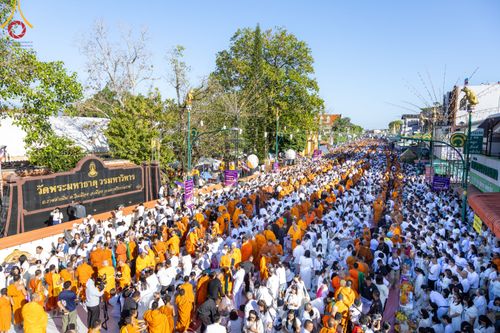 ภาพ No.311238:วันเสาร์ที่ 28 กุมภาพันธ์ พ.ศ. 2569 พิธีตักบาตรพระมหากุศล 11,250 รูป เฉลิมฉลอง 1,250 ปีศรีธรรมราชเจดีย์ สู่มรดกโลก ณ ถนนราชดำเนิน บริเวณหน้าวัดพระมหาธาตุวรมหาวิหาร อ.เมือง จ.นครศรีธรรมราช