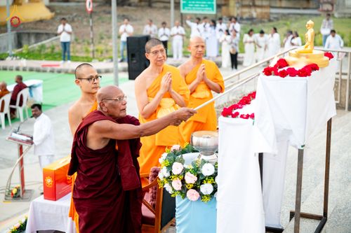 ภาพ No.321684:วันที่ 12 เมษายน พ.ศ.2569 วัดพระธรรมกาย ร่วมกับพุทธสภาแห่งอินเดีย ถวายมหาสังฆทาน 135 วัด ดร.ภีมราว รามชี อัมเบดการ์ (Dr. B.R. Ambedkar) รัฐบุรุษผู้ฟื้นฟูพระพุทธศาสนา ณ วัดพุทธสันติวันธรรมชัย เมืองนาคปูร์ รัฐมหาราษฏระ สาธารณรัฐอินเดีย