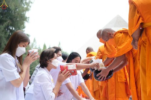 ภาพ No.69735:พิธีตักบาตรพระธรรมยาตราฯ ในโครงการธรรมยาตรากตัญญูบูชา มหาปูชนียาจารย์ พระมงคลเทพมุนี(สด จนฺทสโร) พระผู้ปราบมาร ปีที่ 11 ณ อนุสรณ์สถานลำดับที่ 1 สถานที่เกิดด้วยรูปกายเนื้อ อนุสรณ์สถานมหาวิหารพระมงคลเทพมุนี อ.สองพี่น้อง จ.สุพรรณบุรี