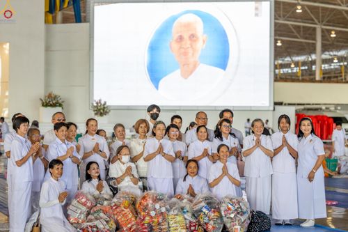 ภาพ No.327969:วันที่ 3 พฤษภาคม พ.ศ.2569 พิธีตักบาตร ข้าวสารอาหารแห้ง ณ บ้านแก้วเรือนทองคุณยายอาจารย์ฯ วัดพระธรรมกาย