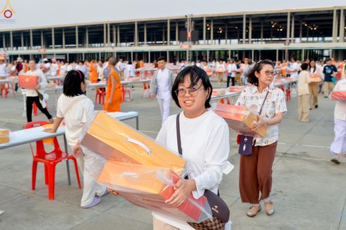 ภาพ No.323146:วันที่ 19 เมษายน พ.ศ.2569 การเรียงกล่องไทยธรรม , เตรียมงานจราจร เพื่องานถวายมหาสังฆทาน 40,000 กว่าวัดทั่วประเทศ วันคุ้มครองโลก 22 เมษายน พ.ศ.2569 วัดพระธรรมกาย