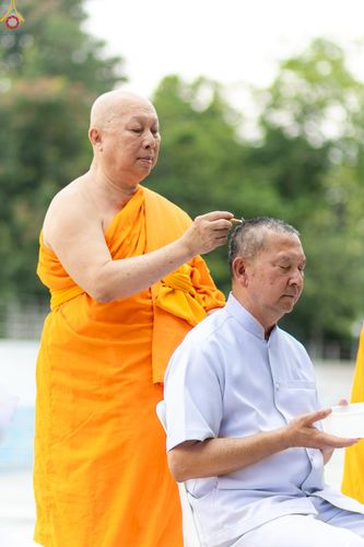 ภาพ No.330561:วันที่ 30 พฤษภาคม พ.ศ.2569 พิธีตัดปอยผมและปลงผม อุบาสกอุปสมบทอุทิศชีวิต 11 ท่าน (ภาพชุดที่ 2) ณ โบสถ์พระไตรปิฎก วัดพระธรรมกาย จังหวัดปทุมธานี