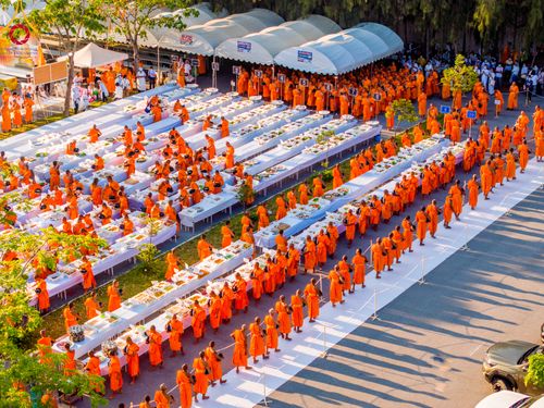 ภาพ No.106083:พิธีถวายภัตตาหารเป็นสังฆทาน แด่คณะพระธรรมยาตราฯ ในโครงการธรรมยาตรากตัญญูบูชา มหาปูชนียาจารย์ พระมงคลเทพมุนี(สด จนฺทสโร) พระผู้ปราบมาร อนุสรณ์สถาน 7 แห่ง ปีที่ 12 วันที่ 3 มกราคม พ.ศ. 2567 ณ อนุสรณ์สถานโลตัสแลนด์ จ.สุพรรณบุรี