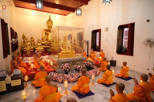 ภาพ No.73300:พิธีจุดประทีปถวายเป็นพุทธบูชา และบูชาธรรมมหาปูชนียาจารย์ ในโครงการธรรมยาตรากตัญญูบูชา มหาปูชนียาจารย์ พระมงคลเทพมุนี(สด จนฺทสโร) พระผู้ปราบมาร ปีที่ 11 ณ อนุสรณ์สถานลำดับที่ 4 สถานที่เกิดด้วยกายธรรม วัดโบสถ์ (บน) บางคูเวียง อ.บางกรวย จ.นนทบุรี วันที่ 21 