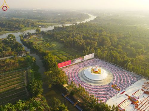 ภาพ No.70581:พิธีตักบาตรพระธรรมยาตราฯ ในโครงการธรรมยาตรากตัญญูบูชา มหาปูชนียาจารย์ พระมงคลเทพมุนี(สด จนฺทสโร) พระผู้ปราบมาร ปีที่ 11 ณ อนุสรณ์สถานลำดับที่ 2 สถานที่ตั้งมโนปณิธานบวชตลอดชีวิต อนุสรณ์สถานคลองบางนางแท่น อ.สามพราน จ.นครปฐม วันที่ 14 มกราคม พ.ศ. 2566