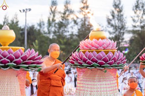 ภาพ No.70228:พิธีจุดประทีปถวายเป็นพุทธบูชา และบูชาธรรมมหาปูชนียาจารย์ ในโครงการธรรมยาตรากตัญญูบูชา มหาปูชนียาจารย์ พระมงคลเทพมุนี(สด จนฺทสโร) พระผู้ปราบมาร ปีที่ 11 ณ อนุสรณ์สถานลำดับที่ 2 สถานที่ตั้งมโนปณิธานบวชตลอดชีวิต อนุสรณ์สถานคลองบางนางแท่น อ.สามพราน จ.นครปฐม 