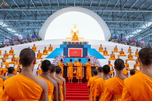 ภาพ No.338999:วันอาทิตย์ที่ 12 กรกฎาคม พ.ศ.2569 พิธีมุทิตาผู้สอบได้เปรียญธรรม ประโยค 1-2 ถึง ป.ธ.9 และ บ.ศ.1-2 ถึง บ.ศ.6 สำนักศาสนศึกษาวัดพระธรรมกาย ประจำปี 2569, พิธีมอบตราตั้งแต่งตั้งอาจารย์ใหญ่ สำนักศาสนศึกษาวัดพระธรรมกาย