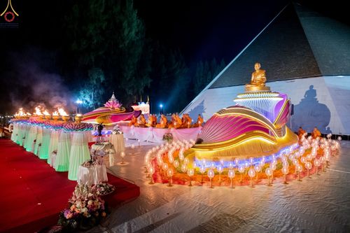 ภาพ No.69503:พิธีจุดประทีปถวายเป็นพุทธบูชา และบูชาธรรมมหาปูชนียาจารย์ ในโครงการธรรมยาตรากตัญญูบูชา มหาปูชนียาจารย์ พระมงคลเทพมุนี(สด จนฺทสโร) พระผู้ปราบมาร ปีที่ 11 ณ อนุสรณ์สถานมหาวิหารพระมงคลเทพมุนี อ.สองพี่น้อง จ.สุพรรณบุรี