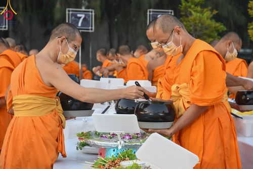 ภาพ No.106367:พิธีถวายภัตตาหารเป็นสังฆทาน แด่คณะพระธรรมยาตราฯ ในโครงการธรรมยาตรากตัญญูบูชา มหาปูชนียาจารย์ พระมงคลเทพมุนี(สด จนฺทสโร) พระผู้ปราบมาร อนุสรณ์สถาน 7 แห่ง ปีที่ 12 วันที่ 5 มกราคม พ.ศ. 2567 ณ อนุสรณ์สถานโลตัสแลนด์ จ.สุพรรณบุรี