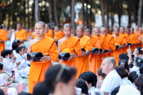 ภาพ No.289350:วันที่ 7 มกราคม พ.ศ. 2569 พิธีตักบาตรพระธรรมยาตรา ณ อนุสรณ์สถานลำดับที่ 1 สถานที่เกิดด้วยรูปกายเนื้อ อนุสรณ์สถานมหาวิหารพระมงคลเทพมุนี (โลตัสแลนด์) อ.สองพี่น้อง จ.สุพรรณบุรี ในโครงการธรรมยาตรา กตัญญูบูชา มหาปูชนียาจารย์ พระมงคลเทพมุนี(สด จนฺทสโร) พระผู้ป