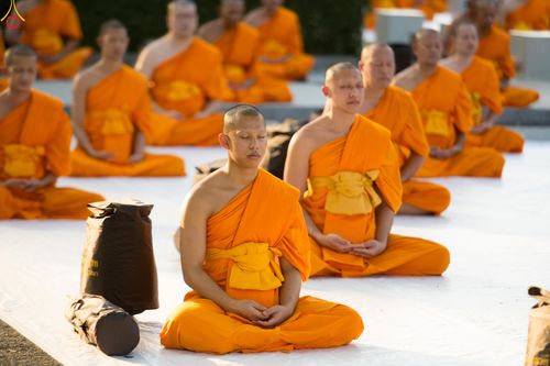 ภาพ No.281590:วันที่ 24 ธันวาคม พ.ศ.2568 พระธรรมยาตรา ปฏิบัติธรรม และถ่ายภาพหมู่ประวัติศาสตร์ ณ ลานหน้ามหาวิหารพระมงคลเทพมุนีฯ วัดพระธรรมกาย