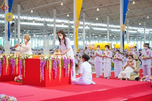 ภาพ No.83688:พิธีวางแผ่นจารึกชื่อและพิธีวางพวงมาลัยสักการะพระประธาน วันอาทิตย์ที่ 16 กรกฎาคม พ.ศ. 2566 ณ รัตนบัลลังก์ สภาธรรมกายสากล วัดพระธรรมกาย