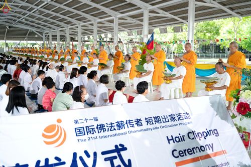 ภาพ No.338328:วันอาทิตย์ที่ 5 กรกฎาคม พศ.2569 พิธีตัดปอยผมธรรมทายาทนานาชาติ IDOP รุ่นที่ 21 จากประเทศจีน มาเลเซีย สิงคโปร์ และไต้หวัน ณ โถงช้าง วัดพระธรรมกาย