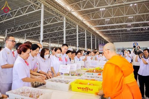 ภาพ No.121236:พิธีถวายภัตตาหารเป็นสังฆทาน แด่คณะพระธรรมยาตราฯ ในโครงการธรรมยาตรากตัญญูบูชา มหาปูชนียาจารย์ พระมงคลเทพมุนี(สด จนฺทสโร) พระผู้ปราบมาร อนุสรณ์สถาน 7 แห่ง ปีที่ 12 วันที่ 30 มกราคม พ.ศ. 2567 ณ สภาธรรมกายสากล วัดพระธรรมกาย
