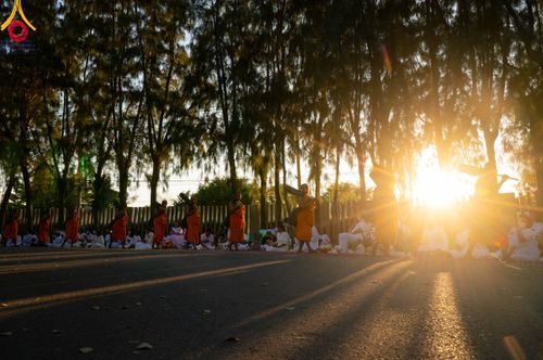 ภาพ No.106194:พิธีต้อนรับพระธรรมยาตรา ชุด 2 ในโครงการธรรมยาตรากตัญญูบูชา มหาปูชนียาจารย์  พระมงคลเทพมุนี(สด จนฺทสโร) พระผู้ปราบมาร  อนุสรณ์สถาน 7 แห่ง ปีที่ 12  วันที่ 3 มกราคม พ.ศ. 2567  ณ อนุสรณ์สถานโลตัสแลนด์ จ.สุพรรณบุรี
