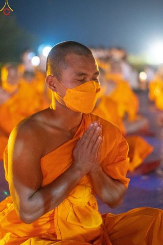 ภาพ No.78213:พิธีจุดประทีปและเวียนประทักษิณถวายเป็นพุทธบูชา ในโครงการบรรพชาสามเณรหมู่ ณ ลุมพินีวัน ประเทศเนปาล  วันที่ 16 มีนาคม พ.ศ. 2566