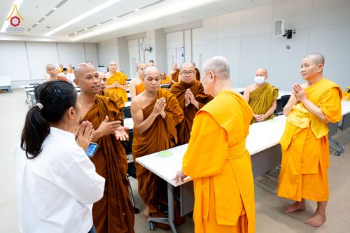 ภาพ No.323392:หลวงพ่อทัตตชีโว รองเจ้าอาวาสวัดพระธรรมกาย ถวายการต้อนรับปฏิสันถารคณะสงฆ์จากประเทศศรีลังกา