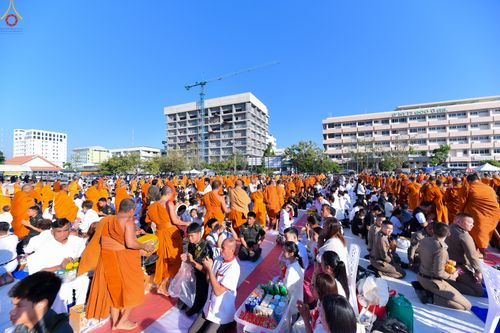 ภาพ No.280234:วันอังคารที่ ๓๐ ธันวาคม พ.ศ. ๒๕๖๘ พิธีตักบาตรพระ ๑,๐๖๙ รูป จังหวัดกาฬสินธุ์   ณ บริเวณสนามหน้าศาลากลาง จังหวัดกาฬสินธุ์ (หลังเก่า)