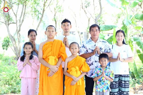 ภาพ No.320939:วันเสาร์ที่ 11 เมษายน พ.ศ.2569 พิธีตักบาตรฉลองสามเณรใหม่ ณ ศูนย์อบรมเยาวชนนครปฐม