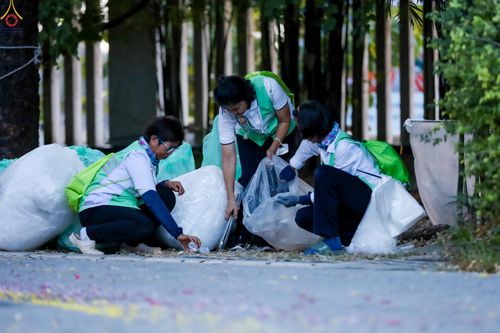 ภาพ No.296324:ภาพเบื้องหลังอาสาสมัครรวมใจ ชุดที่ 2 ในโครงการธรรมยาตรา กตัญญูบูชา มหาปูชนียาจารย์ พระมงคลเทพมุนี(สด จนฺทสโร) พระผู้ปราบมาร อนุสรณ์สถาน 7 แห่ง ปีที่ 14