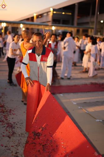 ภาพ No.296103:ภาพเบื้องหลังอาสาสมัครรวมใจ ชุดที่ 1 ในโครงการธรรมยาตรา กตัญญูบูชา มหาปูชนียาจารย์ พระมงคลเทพมุนี(สด จนฺทสโร) พระผู้ปราบมาร อนุสรณ์สถาน 7 แห่ง ปีที่ 14