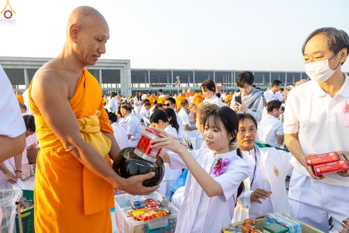 ภาพ No.279857:วันที่ 1 มกราคม พ.ศ.2569 พิธีตักบาตรในวันขึ้นปีใหม่ ณ ลานธรรม วัดพระธรรมกาย