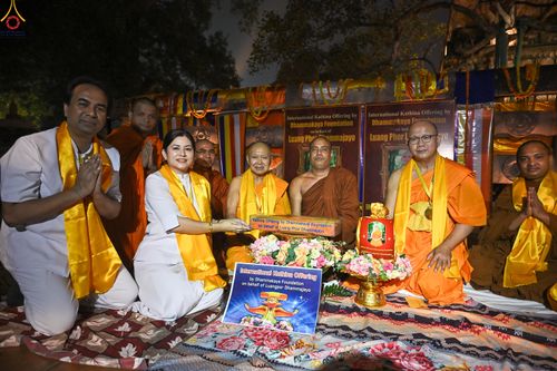 ภาพ No.284112:วันที่ ๔ พฤศจิกายน พุทธศักราช ๒๕๖๘ กฐินสมทบวัดต่างประเทศ โดยคณะศิษยานุศิษย์ บูชาธรรม 81 ปี หลวงพ่อธัมมชโย ณ วัดมหาโพธิ์ เมืองพุทธคยา ประเทศอินเดีย