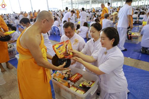 ภาพ No.318197:วันอาทิตย์ต้นเดือนที่ 5 เมษายน พ.ศ.2569 พิธีตักบาตร ณ บ้านแก้วเรือนทองคุณยายอาจารย์ฯ วัดพระธรรมกาย