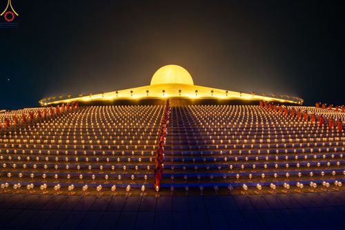 พิธีจุดประทีป 20,000 ดวง บูชาพระมหาธรรมกายเจดีย์ และบูชาพระมงคลเทพมุนี(สด จนฺทสโร) พระผู้ปราบมาร วันอังคารที่ 10 ตุลาคม พ.ศ. 2566 ณ ลานธรรมพระมหาธรรมกายเจดีย์ วัดพระธรรมกาย จ.ปทุมธานี
