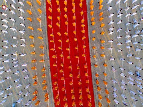 ภาพ No.79138:พิธีอัญเชิญองค์พระบรมพุทธเจ้า 24 องค์ เวียนประทักษิณรอบพระมหาธรรมกายเจดีย์ ณ วัดพระธรรมกาย  วันที่ 2 เมษายน พ.ศ. 2566