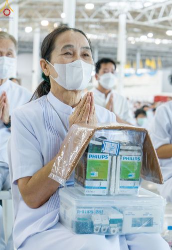 ภาพ No.84500:พิธีถวายผ้าอาบน้ำฝนและประทีปโคมไฟ ในวันอาสาฬหบูชา ณ ห้องแก้วสารพัดนึก 1 วัดพระธรรมกาย วันอังคารที่ 1 สิงหาคม พ.ศ. 2566