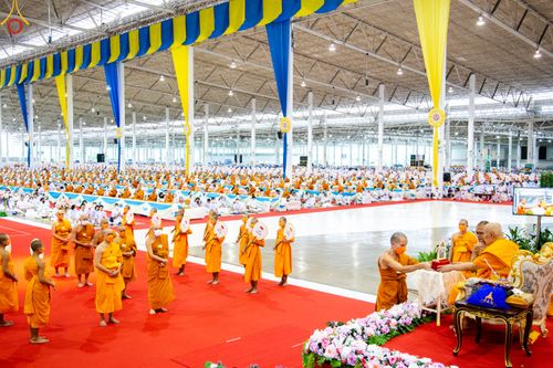 ภาพ No.85239:พิธีมุทิตาสักการะพระภิกษุ ผู้สอบได้เปรียญธรรม ๙ ประโยคระดับโลก, พิธีมอบโล่เกียรติยศและทุนการศึกษา สำนักเรียนบาลีดีเด่นทั่วประเทศ ในวันสมาธิโลก อาทิตย์ที่ 6 สิงหาคม พ.ศ. 2566 ณ สภาธรรมกายสากล วัดพระธรรมกาย