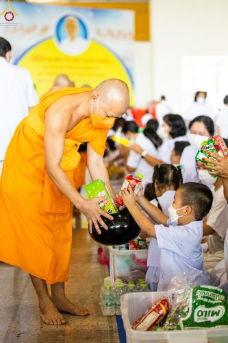 ภาพ No.81519:พิธีตักบาตร ข้าวสารอาหารแห้ง และพิธีบูชาข้าวพระ ณ สภาธรรมกายสากล วัดพระธรรมกาย วันเสาร์ที่ 3 มิถุนายน 2566