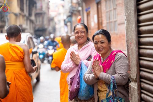 ภาพ No.317184:วันจันทร์ที่ 30 มีนาคม พ.ศ.2569 จาริกบิณฑบาตสยมภูนาทสู่พระราชวังหนุมานโดกา ประเทศเนปาล