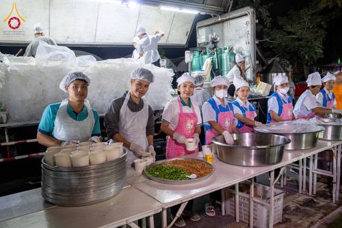 ภาพ No.288191:วันที่ 5 มกราคม พ.ศ. 2569 พิธีถวายภัตตาหารเป็นสังฆทาน แด่พระธรรมยาตรา ในโครงการธรรมยาตรา กตัญญูบูชา มหาปูชนียาจารย์ พระมงคลเทพมุนี(สด จนฺทสโร) พระผู้ปราบมาร อนุสรณ์สถาน 7 แห่ง ปีที่ 14 ณ อนุสรณ์สถานมหาวิหารพระมงคลเทพมุนี (โลตัสแลนด์) อ.สองพี่น้อง จ.สุพรร