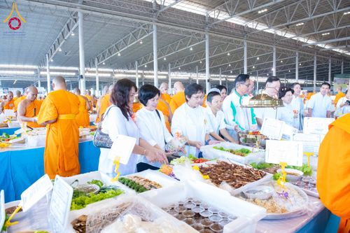 ภาพ No.279166:วันที่ 2 มกราคม พ.ศ.2569 พิธีถวายภัตตาหารเป็นสังฆทาน แด่พระธรรมยาตรา ณ วัดพระธรรมกาย ปทุมธานี ในโครงการธรรมยาตรา กตัญญูบูชา มหาปูชนียาจารย์ พระมงคลเทพมุนี(สด จนฺทสโร) พระผู้ปราบมาร อนุสรณ์สถาน 7 แห่ง ปีที่ 14