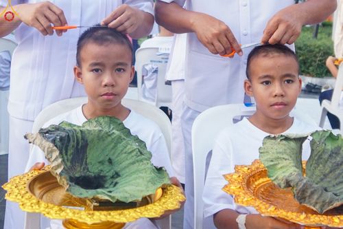 ภาพ No.78466:พิธีตัดปอยผม โครงการหน่อแก้วเปรียญธรรมรุ่นที่ 11  วันที่ 26 มีนาคม พ.ศ.2566  ณ หมู่กุฏิสามเณร อาคารค่ายจองแชมป์ วัดพระธรรมกาย