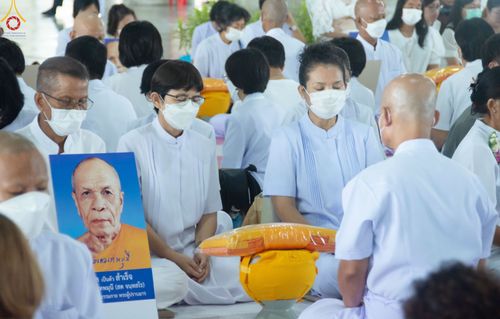 ภาพ No.84123:พิธีเวียนประทักษิณ พิธีวันทาเจดีย์ พิธีขอขมา และมอบผ้าไตร  ในโครงการบรรพชาอุปสมบทหมู่ธรรมทายาทรุ่นเข้าพรรษา และโครงการบรรพชาสามเณรโรงเรียนนานาชาติ รุ่นที่12 ในวันเสาร์ที่ 22 กรกฎาคม พ.ศ. 2566