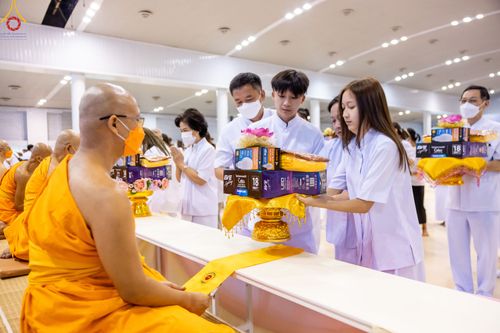 ภาพ No.84514:พิธีถวายผ้าอาบน้ำฝนและประทีปโคมไฟ ในวันอาสาฬหบูชา ณ ห้องแก้วสารพัดนึก 1 วัดพระธรรมกาย วันอังคารที่ 1 สิงหาคม พ.ศ. 2566