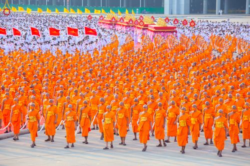 ภาพ No.79152:พิธีอัญเชิญองค์พระบรมพุทธเจ้า 24 องค์ เวียนประทักษิณรอบพระมหาธรรมกายเจดีย์ ณ วัดพระธรรมกาย  วันที่ 2 เมษายน พ.ศ. 2566