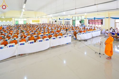 ภาพ No.78349:พิธีถวายสังฆทานแด่คณะสงฆ์ ๓๒๓ วัด พิธีมอบกองทุนหนุนแรงใจช่วยครูใต้และพิธีทำบุญอุทิศส่วนกุศลแด่ผู้วายชนม์ในเหตุการณ์ความไม่สงบ ๔ จังหวัดชายแดนภาคใต้  (ปัตตานี ยะลา นราธิวาส สงขลา) ปีที่ ๑๙ ครั้งที่ ๑๖๑ พิธีมอบกองทุนหนุนแรงใจช่วยครูใต้ (ปีที่ ๑๖ ครั้งที่ ๑