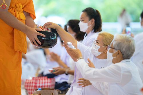 ภาพ No.80316:พิธีตักบาตรฉลองพระใหม่ ในโครงการบรรพชาอุปสมบทหมู่วันคุ้มครองโลก ณ สภาธรรมกายสากล วัดพระธรรมกาย วันอาทิตย์ที่ 16 เมษายน พ.ศ.2566