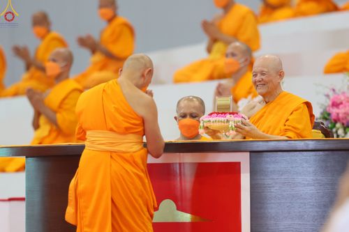 ภาพ No.79011:พิธีวางแผ่นจารึกชื่อ และพิธีวางพวงมาลัยสักการะพระบรมพุทธเจ้า ณ สภาธรรมกายสากล วัดพระธรรมกาย วันที่ 2 เมษายน พ.ศ. 2566