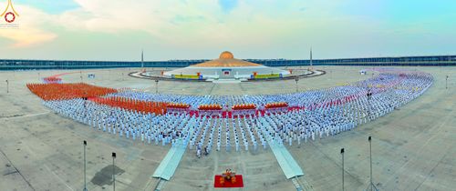 ภาพ No.79202:พิธีอัญเชิญองค์พระบรมพุทธเจ้า 24 องค์ เวียนประทักษิณรอบพระมหาธรรมกายเจดีย์ ณ วัดพระธรรมกาย  วันที่ 2 เมษายน พ.ศ. 2566