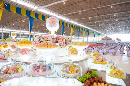 ภาพ No.83028:พิธีตักบาตร ณ บ้านแก้วเรือนทองคุณยายอาจารย์ฯ พิธีบูชาข้าวพระ ณ สภาธรรมกายสากล วัดพระธรรมกาย ในวันอาทิตย์ต้นเดือนที่ 2 ก.ค. พ.ศ.2566