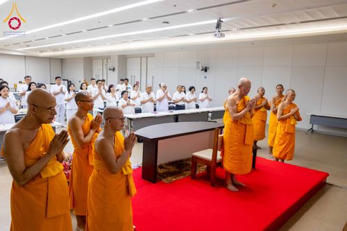 ภาพ No.324867:วันพฤหัสบดีที่ 23 เมษายน พ.ศ.2569  หลวงพ่อทัตตชีโว รองเจ้าอาวาสวัดพระธรรมกาย ถวายการต้อนรับและปฏิสันถารคณะชาวอินโดนีเซีย